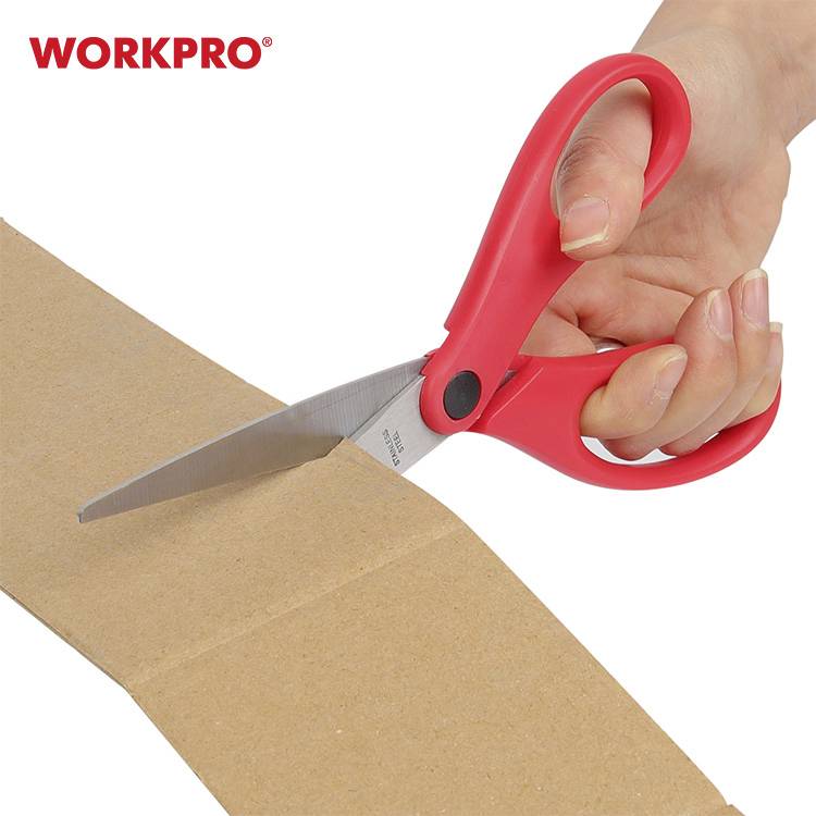 "Červené nůžky stříhají hnědý karton. Vedle je vidět logo „WORKPRO"."