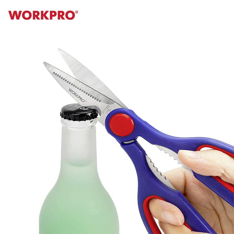 Dvouúčelové nůžky s modrým a červeným držadlem otevírají láhev; logo 'WORKPRO' v levém horním rohu.