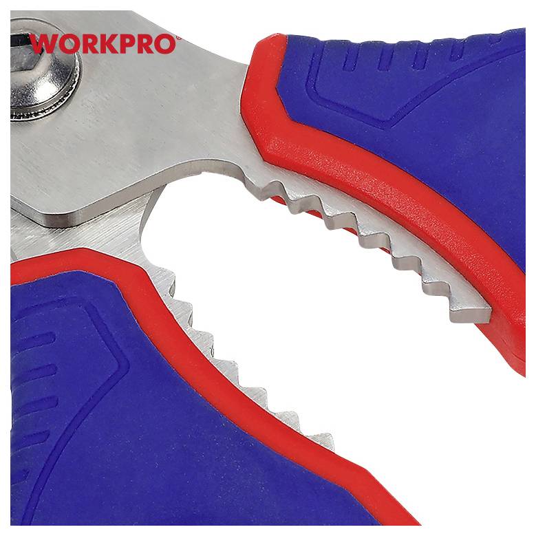 Detailní záběr modro-červených kleští se zoubkovanými okraji. Vlevo nahoře je červeným písmem napsáno slovo 'WORKPRO'.