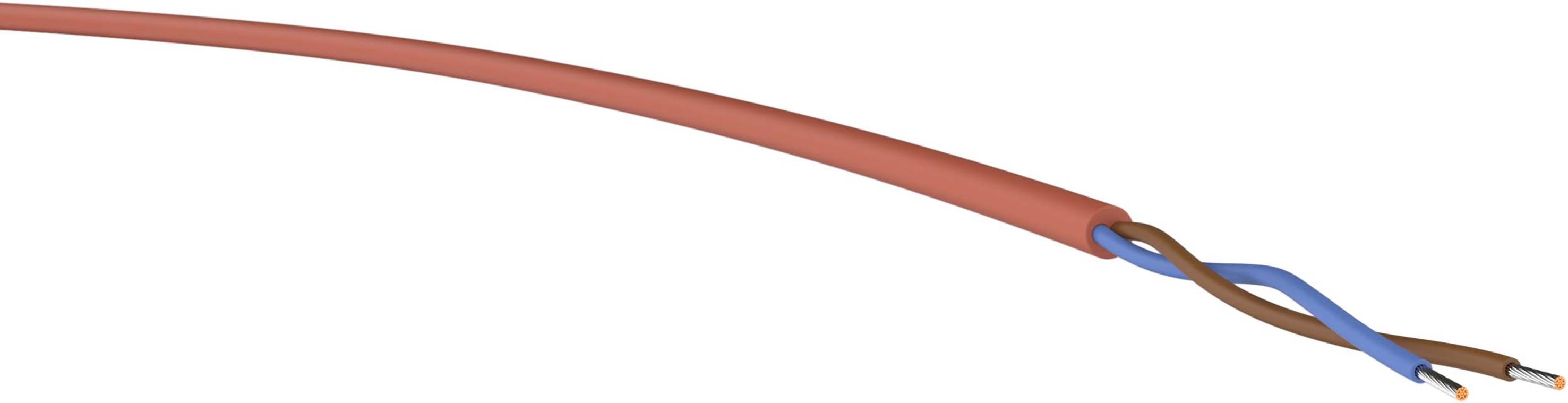 Elektrický kabel s červeným pláštěm, který na jednom konci ukazuje odizolované modré a hnědé vodiče připravené k připojení.