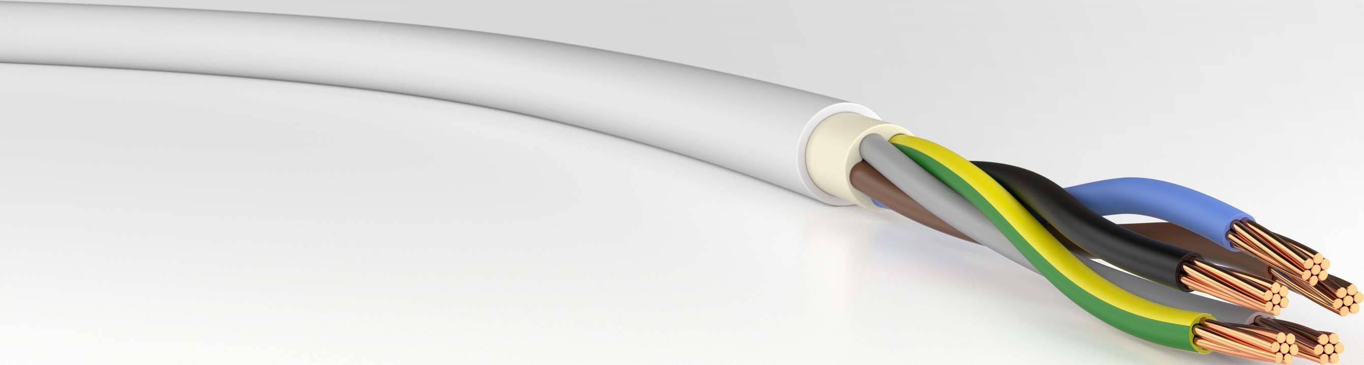 Elektrický kabel s bílým pláštěm ukazuje pět obnažených měděných vodičů v různých barvách: zeleno-žlutý, hnědý, modrý a černý.