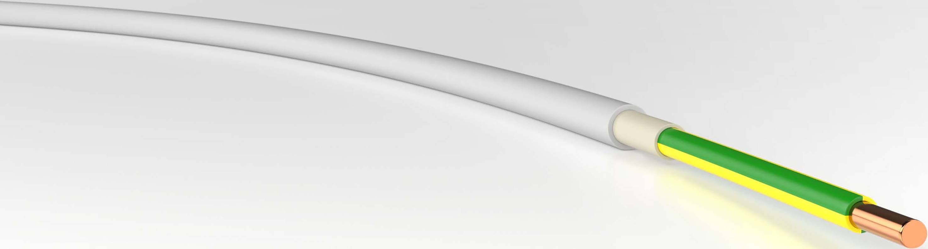 Elektrický kabel s měděným vodičem, obklopený zeleno-žlutou izolací, na bílém pozadí.