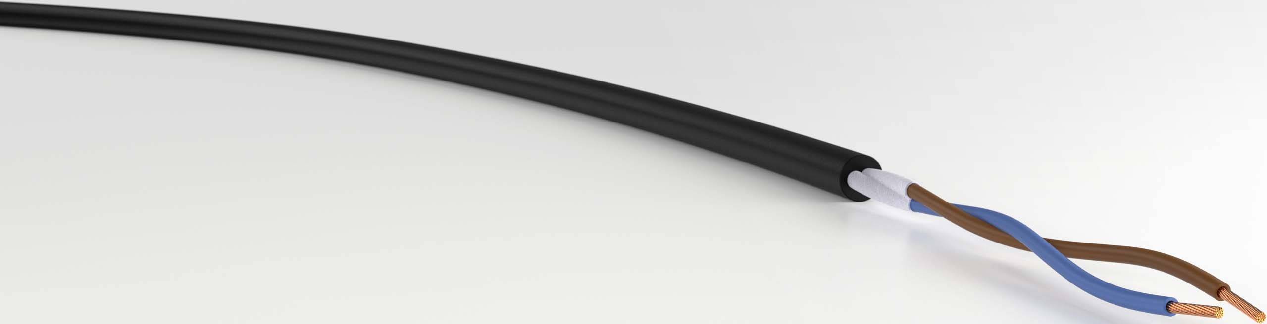 Černý kabel se zbavenými izolačními konci ukazuje dva zkroucené vodiče v modré a hnědé barvě, které se používají pro elektrické spoje.
