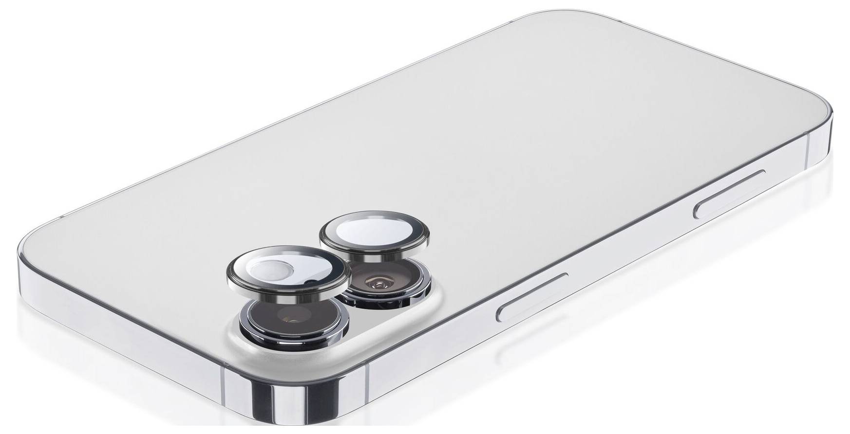 Stříbrný smartphone s vyčnívajícím trojitým fotoaparátem na bílém pozadí. Pohled z boku, fotoaparát směřuje nahoru.