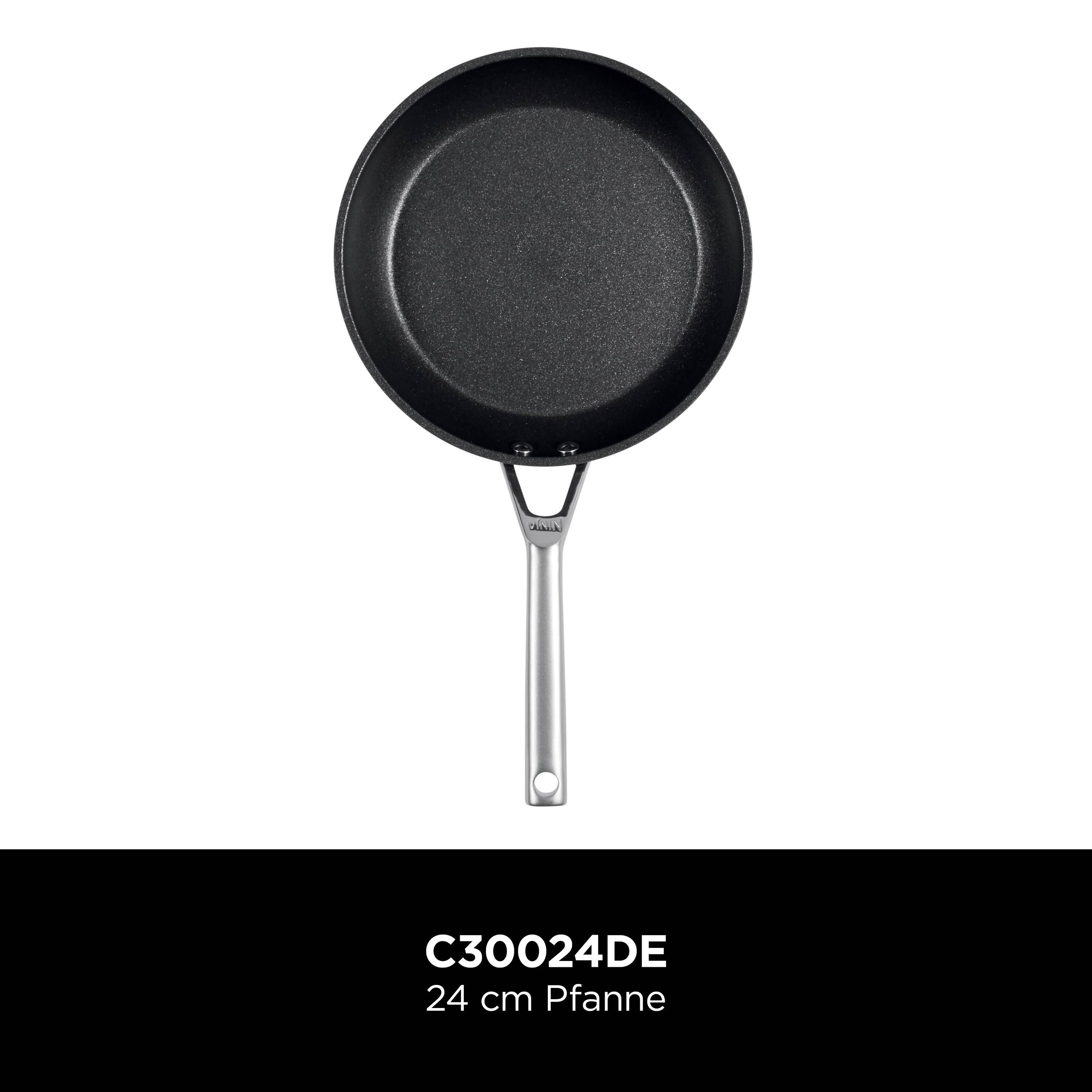 Černá pánev se stříbrnou rukojetí, modelové číslo 'C30024DE', průměr 24 cm. Umístěna na černém pozadí.