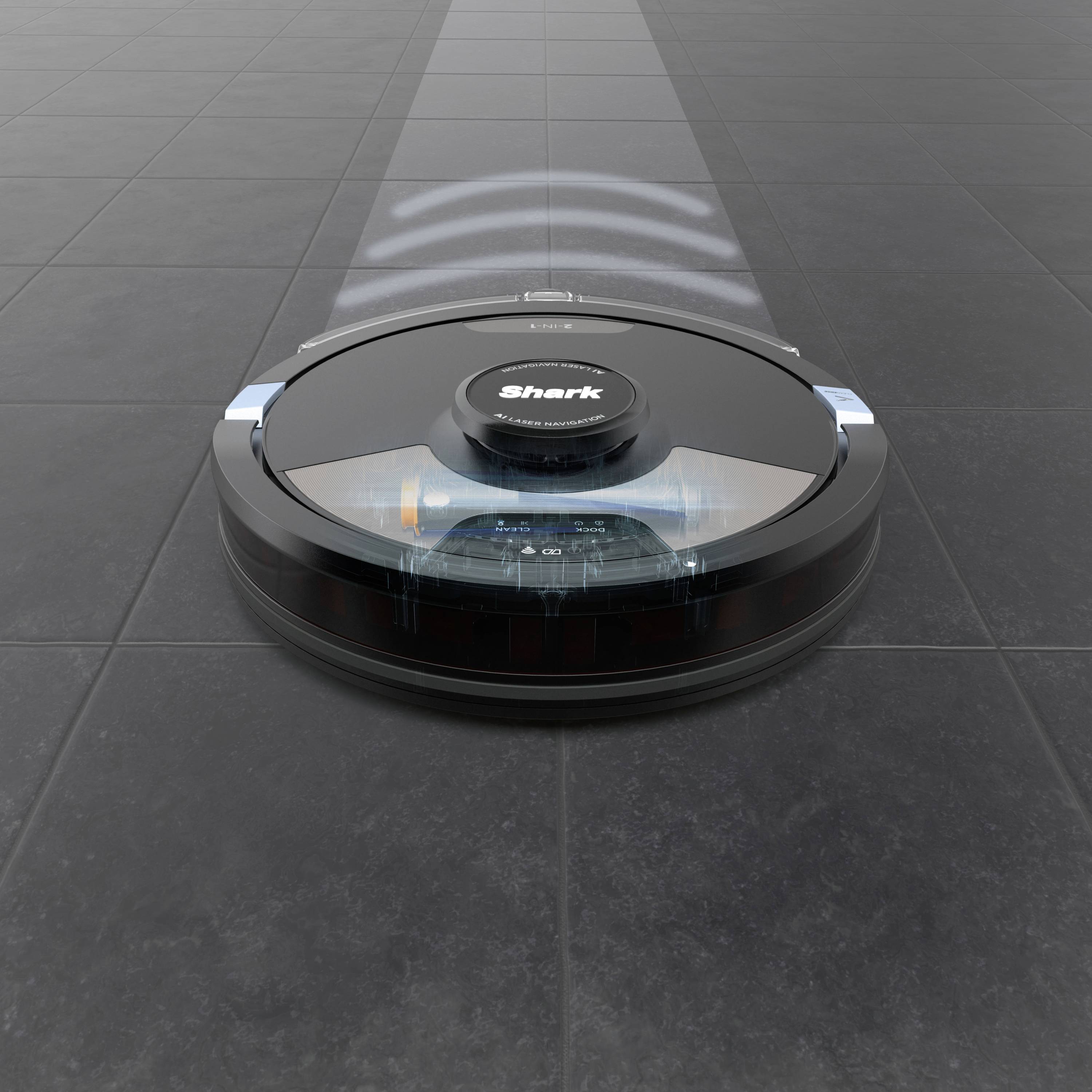Kulatý vysavací robot autonomně projíždí tmavou dlaždicovou podlahou. Nahoře na přístroji svítí senzorové indikátory.