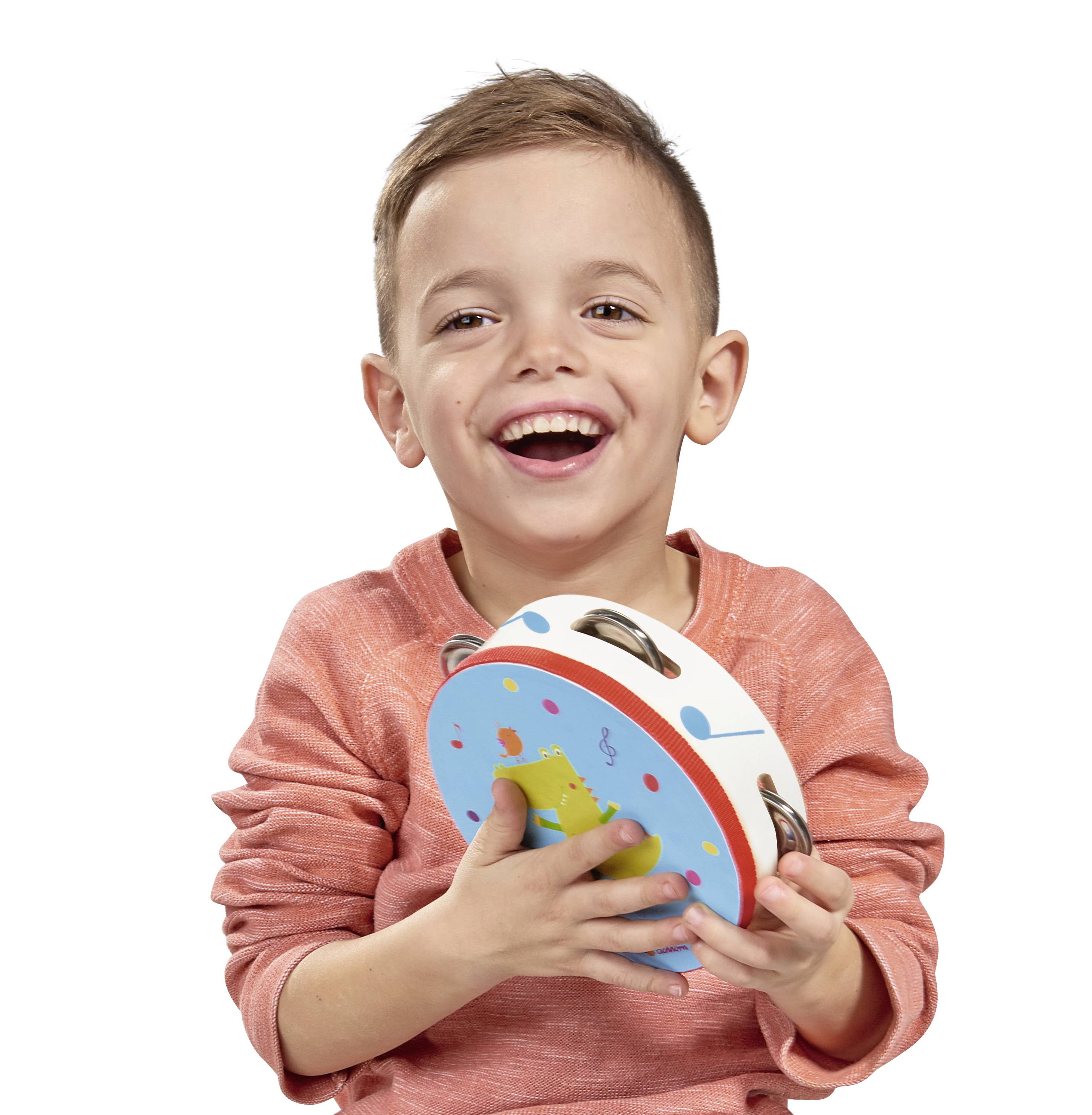 Smějící se dítě drží v ruce barevný tamburín. Chlapec má oranžové tričko a dívá se přímo do kamery.