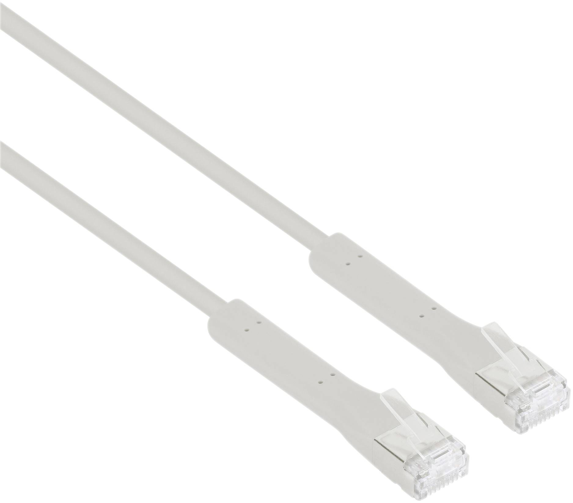 Dva béžové ethernetové kabely s stíněnými konektory RJ45, položené rovnoběžně vedle sebe na bílém pozadí.
