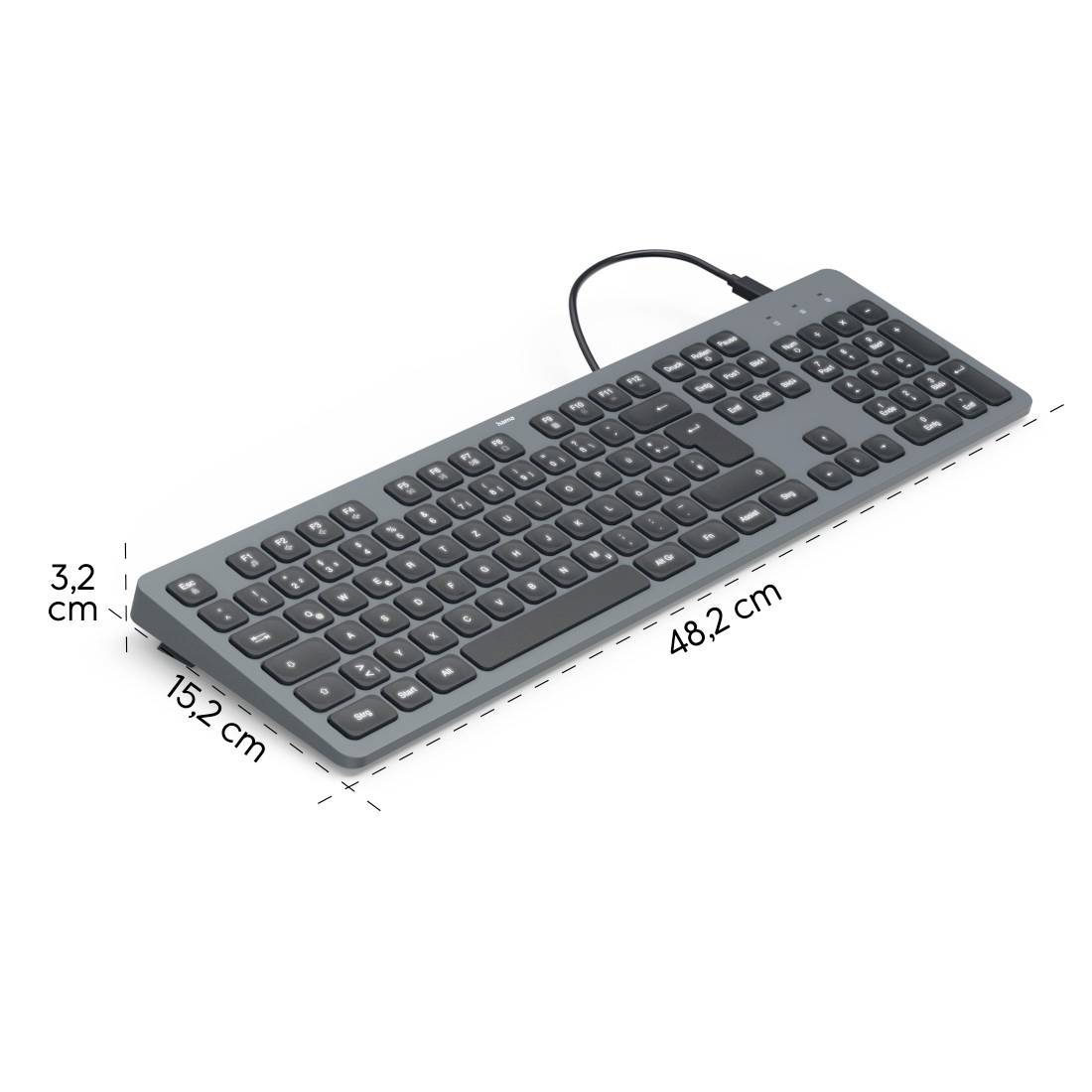 Plochá černá počítačová klávesnice s USB kabelem, délka 48,2 cm, šířka 15,2 cm, výška 3,2 cm.