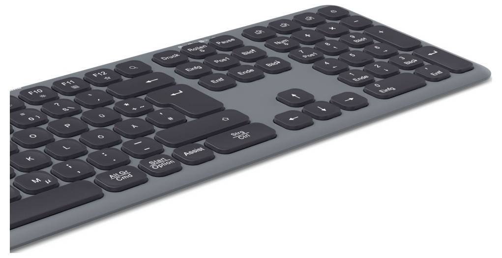 Bezdrátová, plochá počítačová klávesnice v šikmém pohledu shora; černé klávesy na šedém těle; bez numerické klávesnice; moderní minimalistický design.