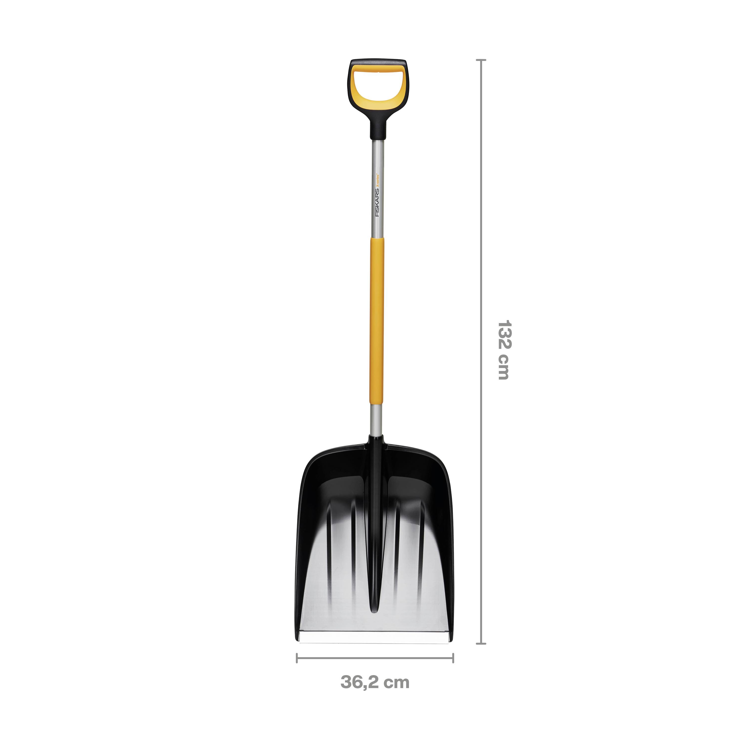 Sněhová lopata s ergonomickou rukojetí, černošedé barvy. Rozměry: celková délka 132 cm, šířka lopaty 36,2 cm.