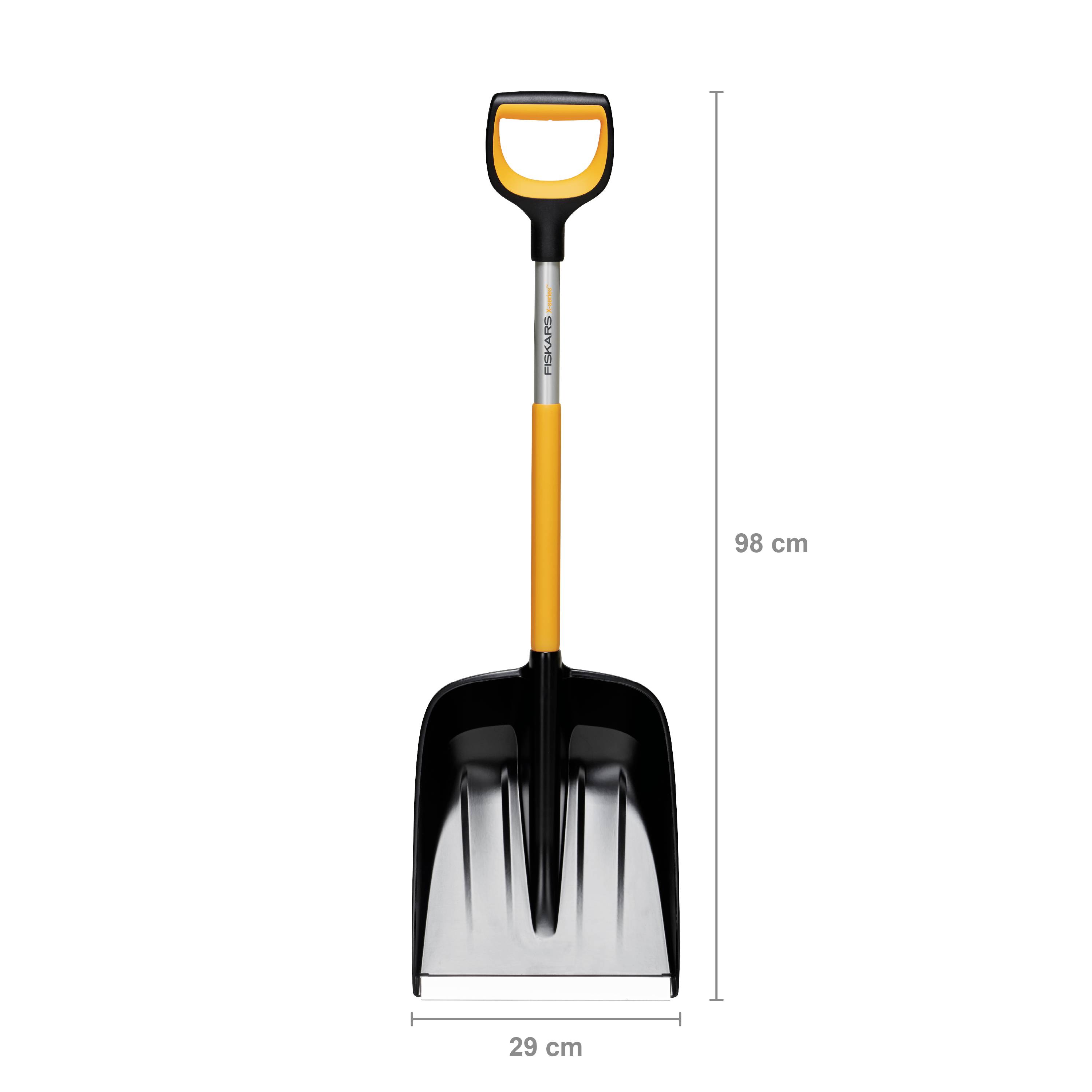 Sněhová lopata s oranžovo-černou rukojetí, délka: 98 cm, šířka: 29 cm, vhodná pro odklízení sněhu z chodníků a vjezdů.