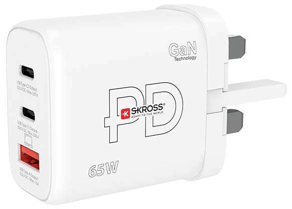 Bílá 65W USB nabíječka od Skross se dvěma USB-C a jedním USB-A portem, vhodná pro různá zařízení, využívající GaN technologii.