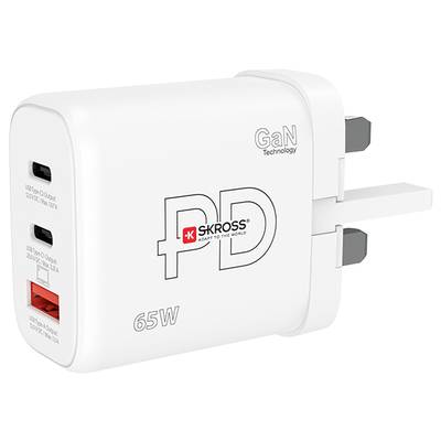 Bílá 65W USB nabíječka od Skross se dvěma USB-C a jedním USB-A portem, vhodná pro různá zařízení, využívající GaN technologii.