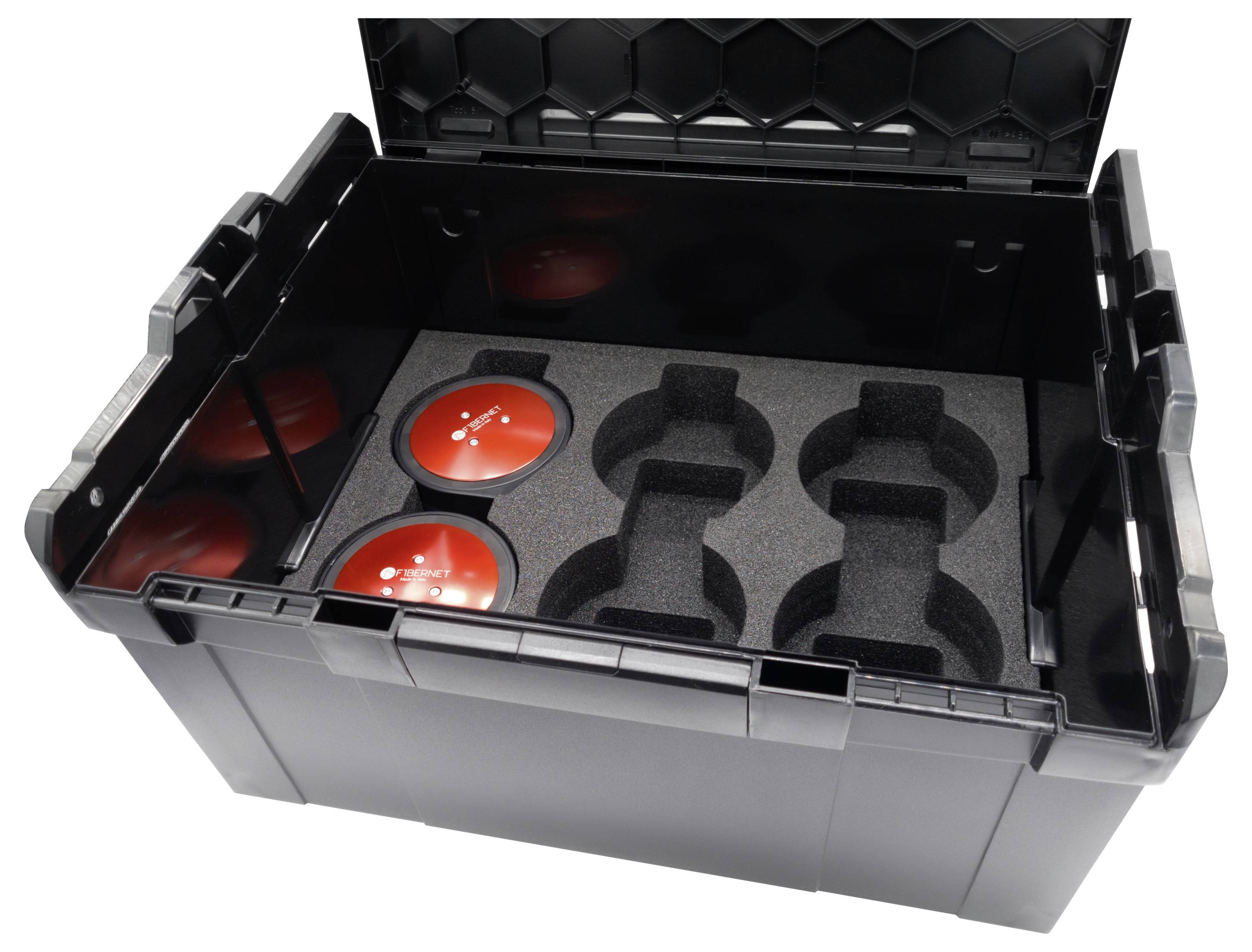 Černý přepravní kufřík s pěnovou výplní, který poskytuje místo pro několik kulatých červených objektů, částečně umístěných do oddílů.