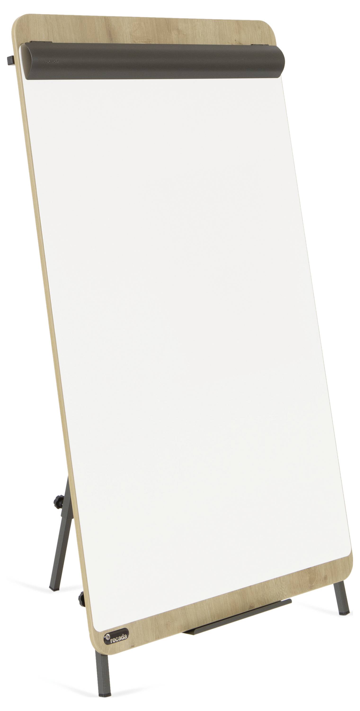 Prázdný flipchart na dřevěném stojanu stojí stranou, připravený na prezentace nebo poznámky.