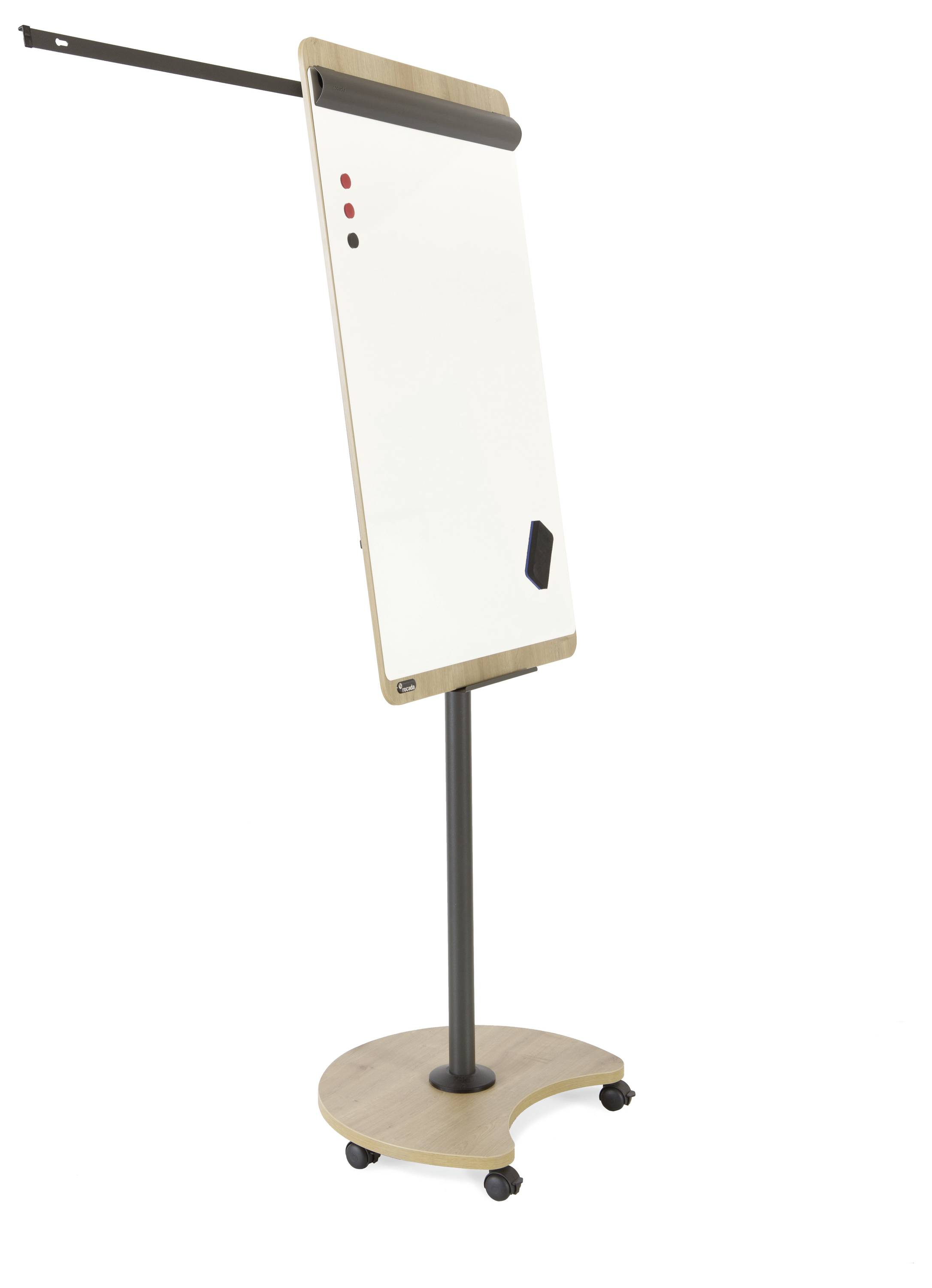 Pojízdná tabule s flipchartem, whiteboard a magnety na dřevěné podlaze. Ideální pro prezentace a schůzky.