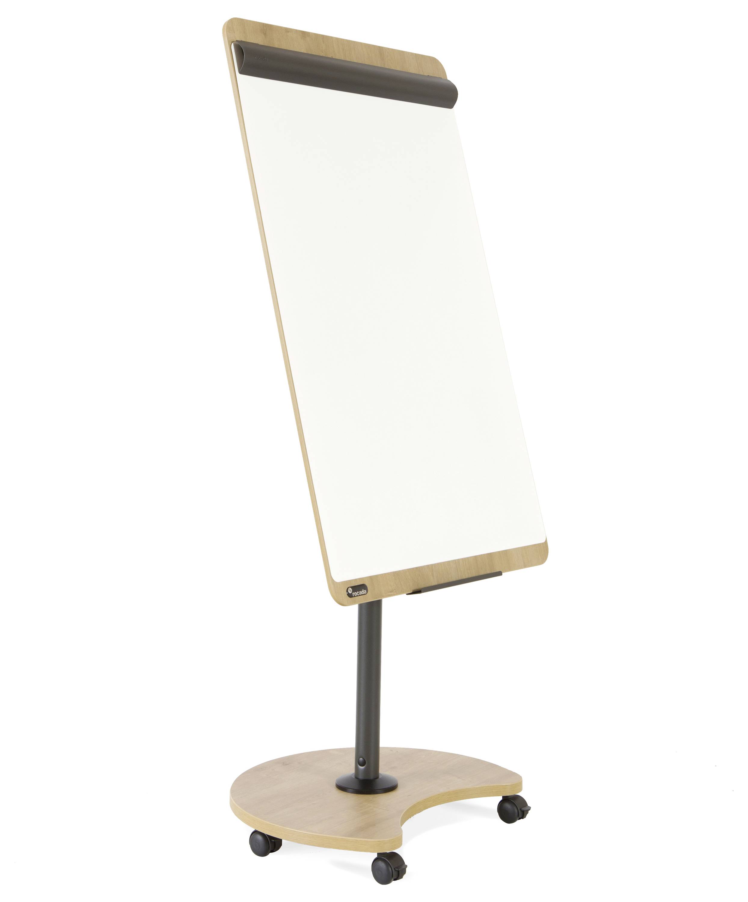 Prázdný flipchart na dřevěném stojanu s kolečky, připravený pro prezentace a poznámky.