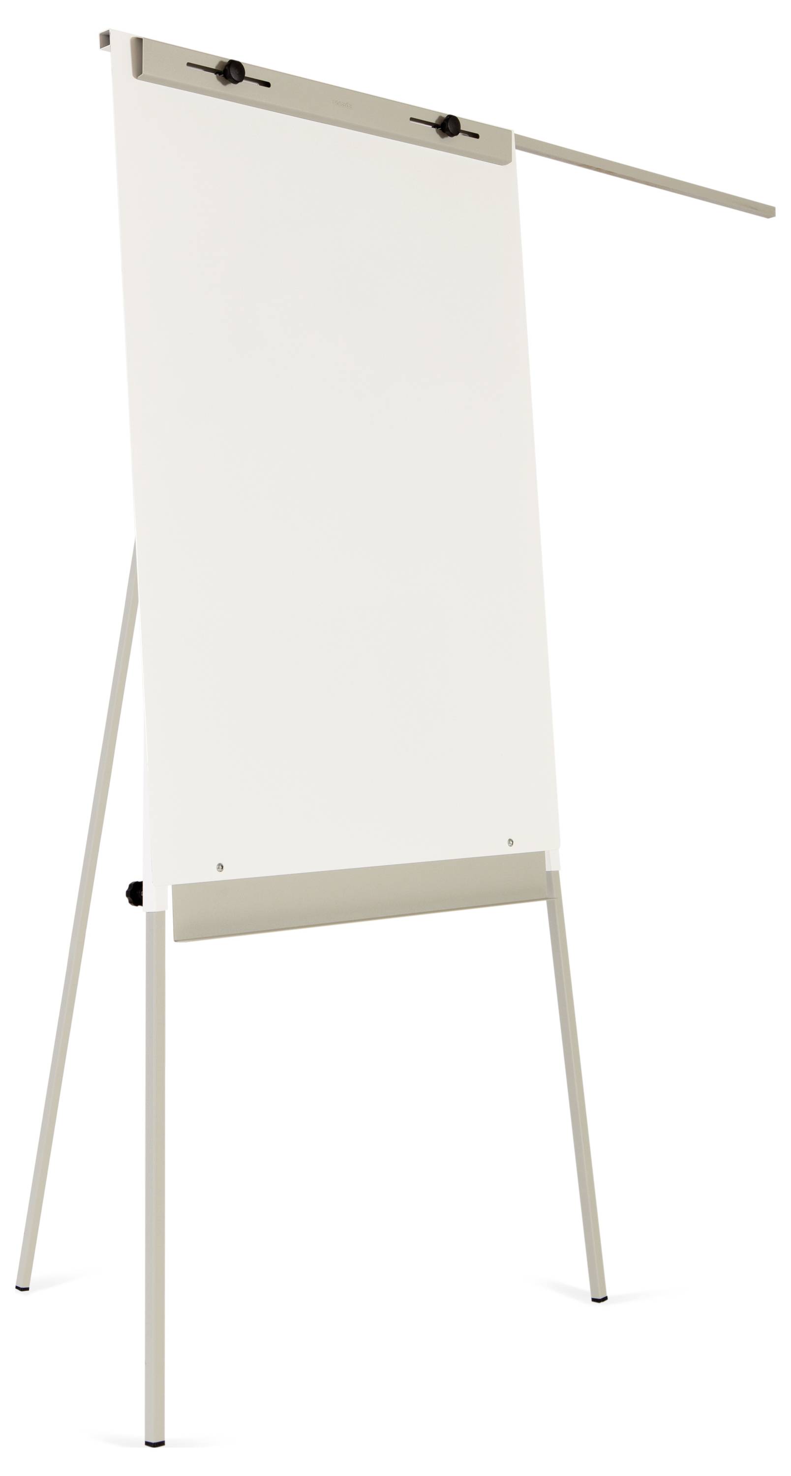 Prázdný flipchart na trojnožce, připravený k prezentaci nebo zaznamenávání informací.