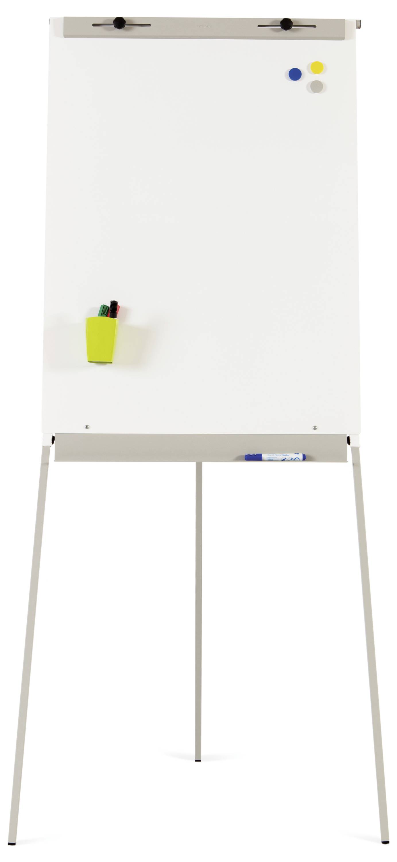 Prázdný flipchart s fix texty a magnety na bílé tabuli na stojanu.