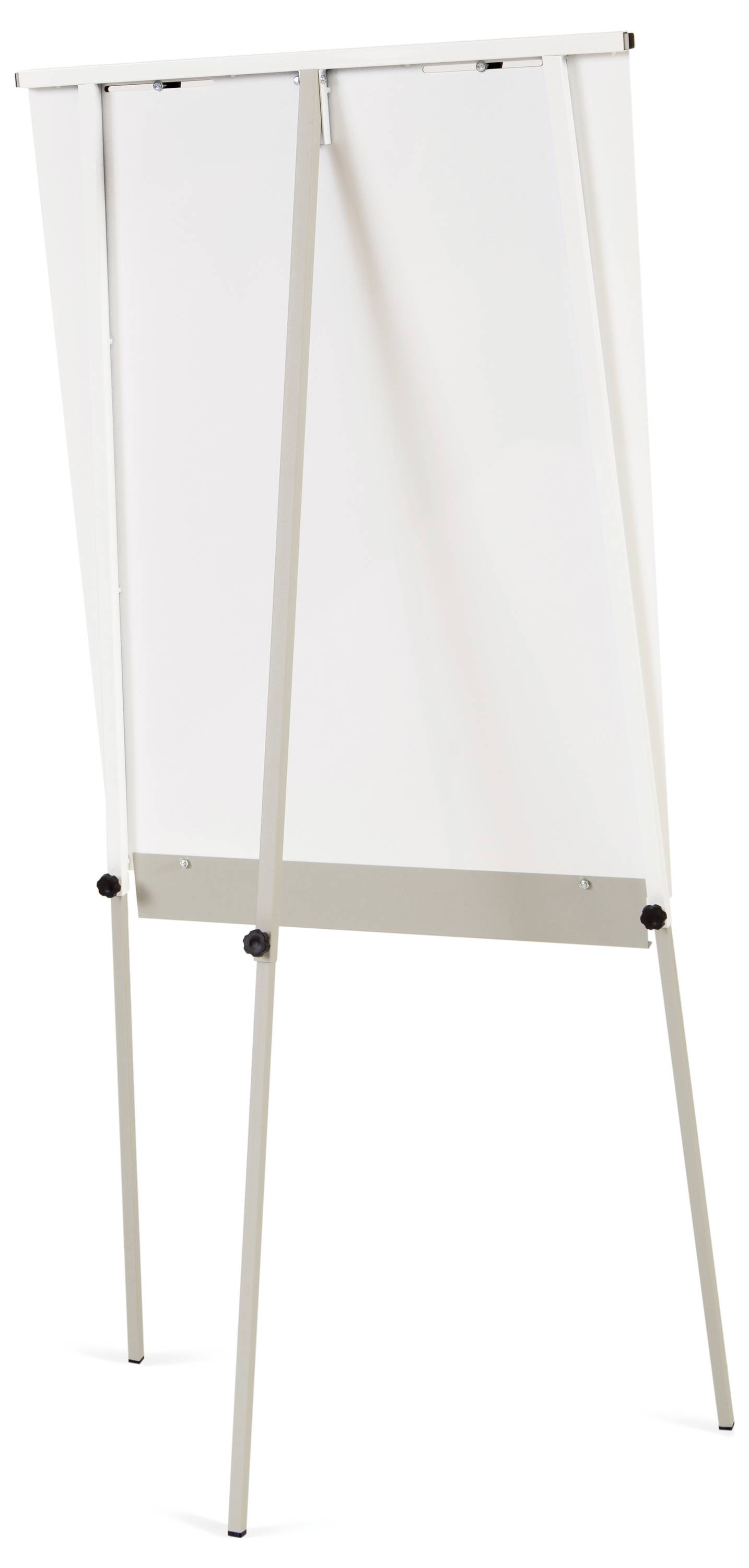 Prázdný flip chart se třemi nohami stojí vzpřímeně. Má bílou psací plochu určenou pro prezentace nebo poznámky.