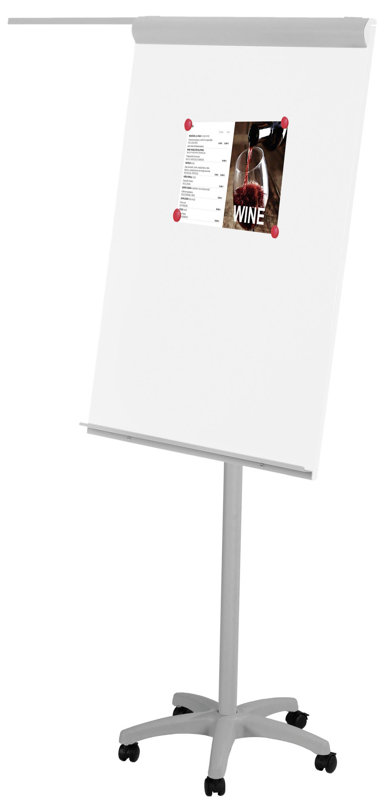 Flipchart s připevněným plakátem; obsahuje neostré, těžko rozeznatelné detaily.