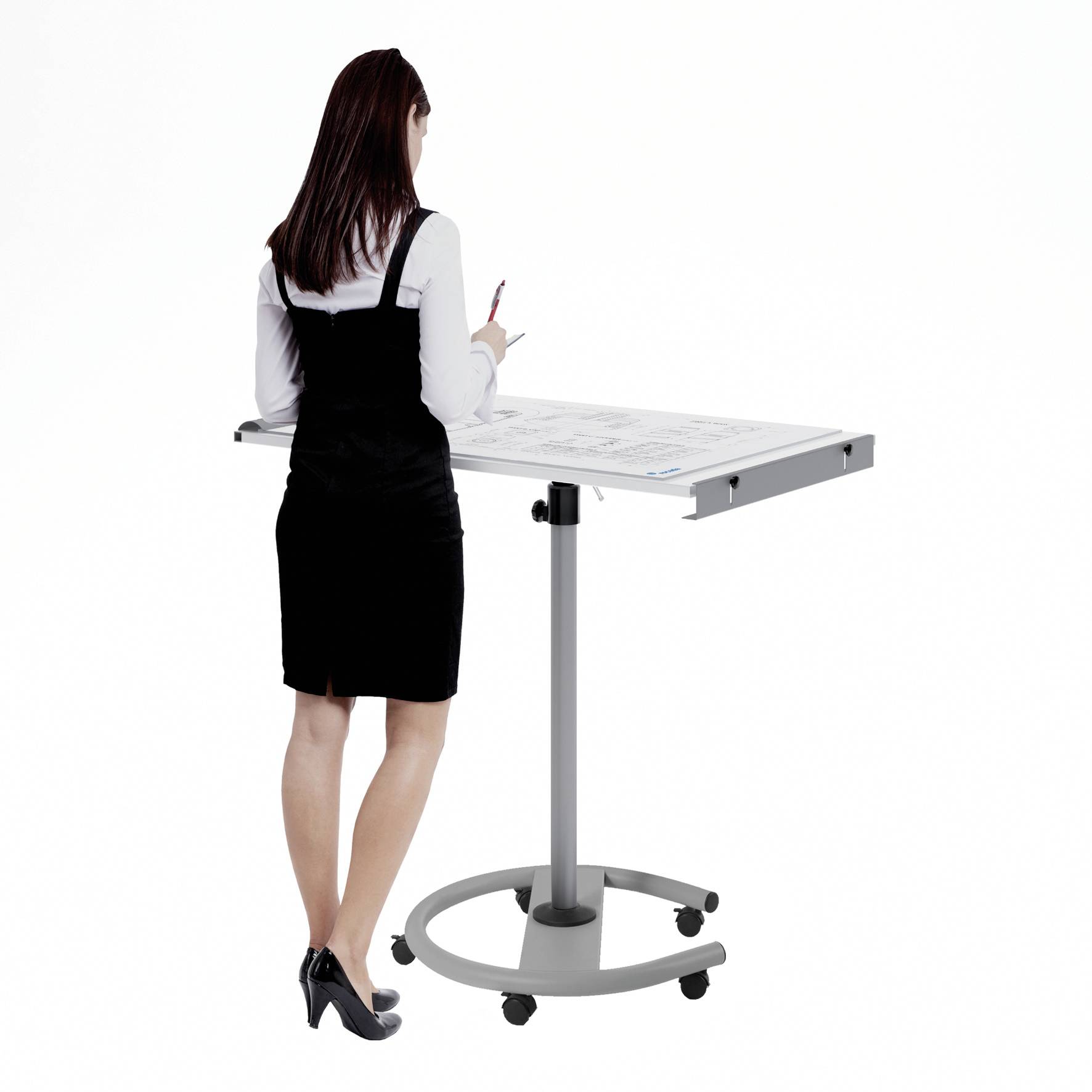 Žena v businessovém oblečení studuje stavební plán na pultě.
