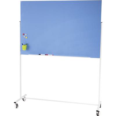 Prázdná modrá mobilní tabule. Na levé straně jsou barevné magnety a zelený kelímek s fixkami.