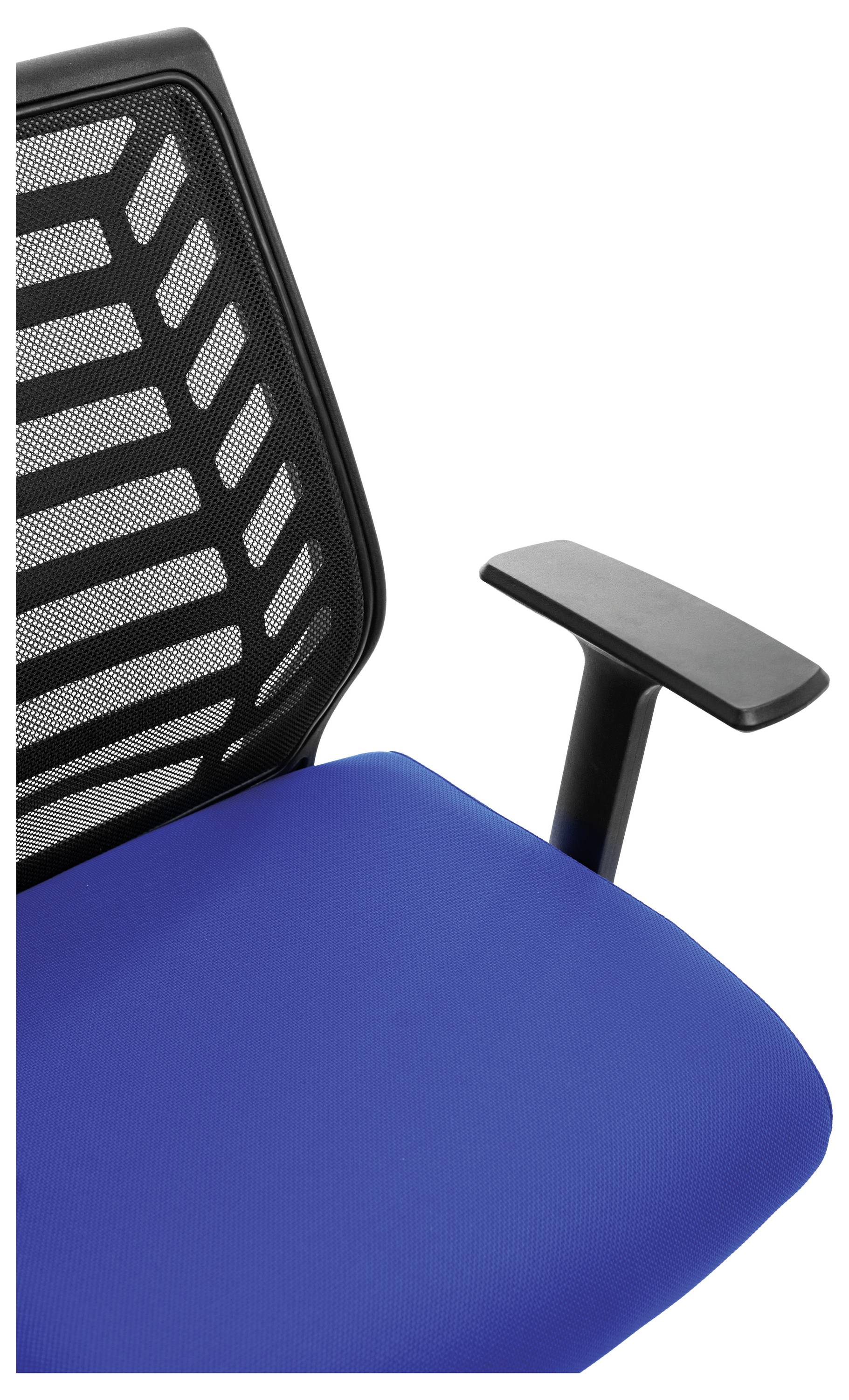 Moderní kancelářská židle s modrým sedákem, černými područkami a síťovaným opěradlem. Vhodná pro ergonomické sezení v kanceláři.