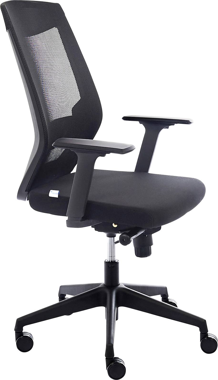 Černá ergonomická kancelářská židle se síťovaným opěradlem, nastavitelnými područkami a pěti kolečky, ideální pro pohodlnou práci.