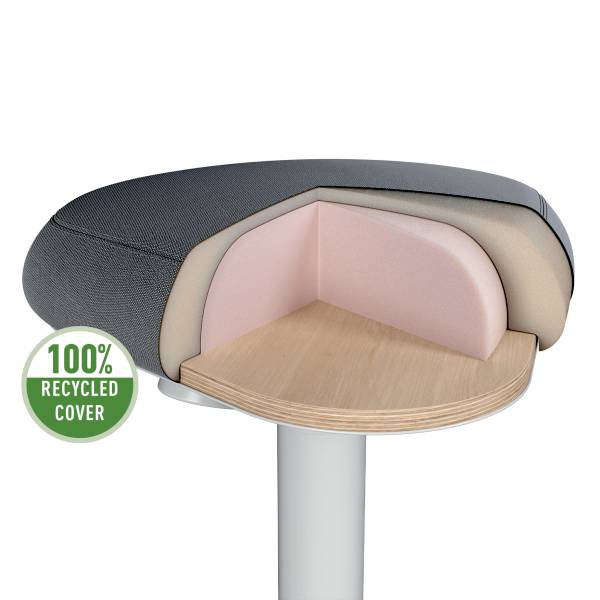 Ergonomické sedadlo s příčným řezem zobrazujícím jednotlivé vrstvy, včetně růžové pěny a dřevěné spodní části; 100% recyklované.
