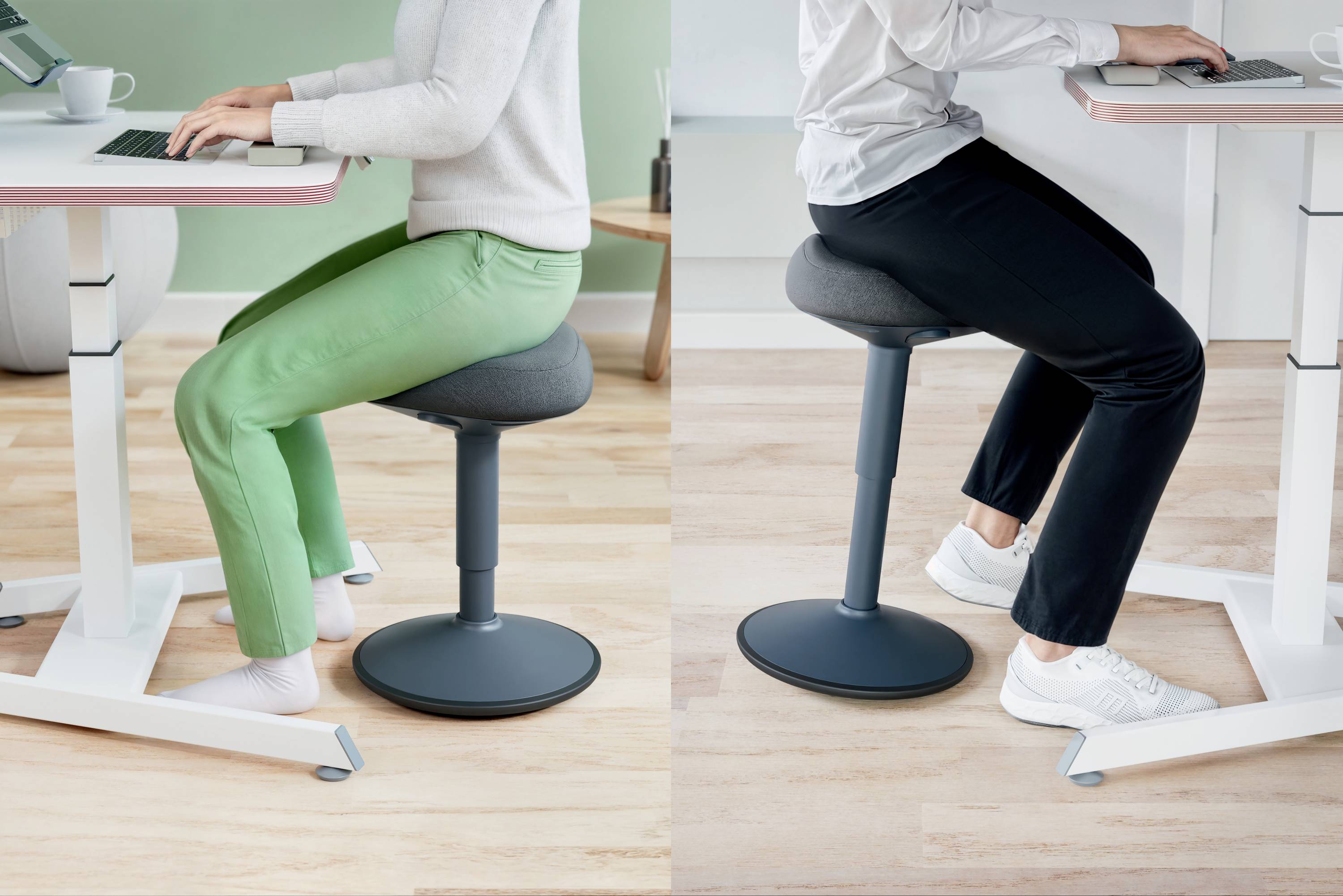 Dva lidé pracují u výškově nastavitelných stolů a sedí na ergonomických stoličkách. Vlevo má zelené, vpravo černé kalhoty.