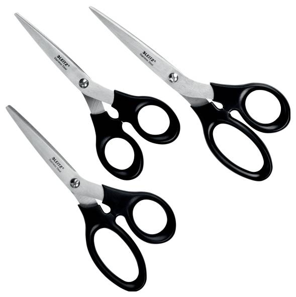 Tři černé nůžky se stříbrnými čepelemi v různých velikostech, uspořádané shora dolů.