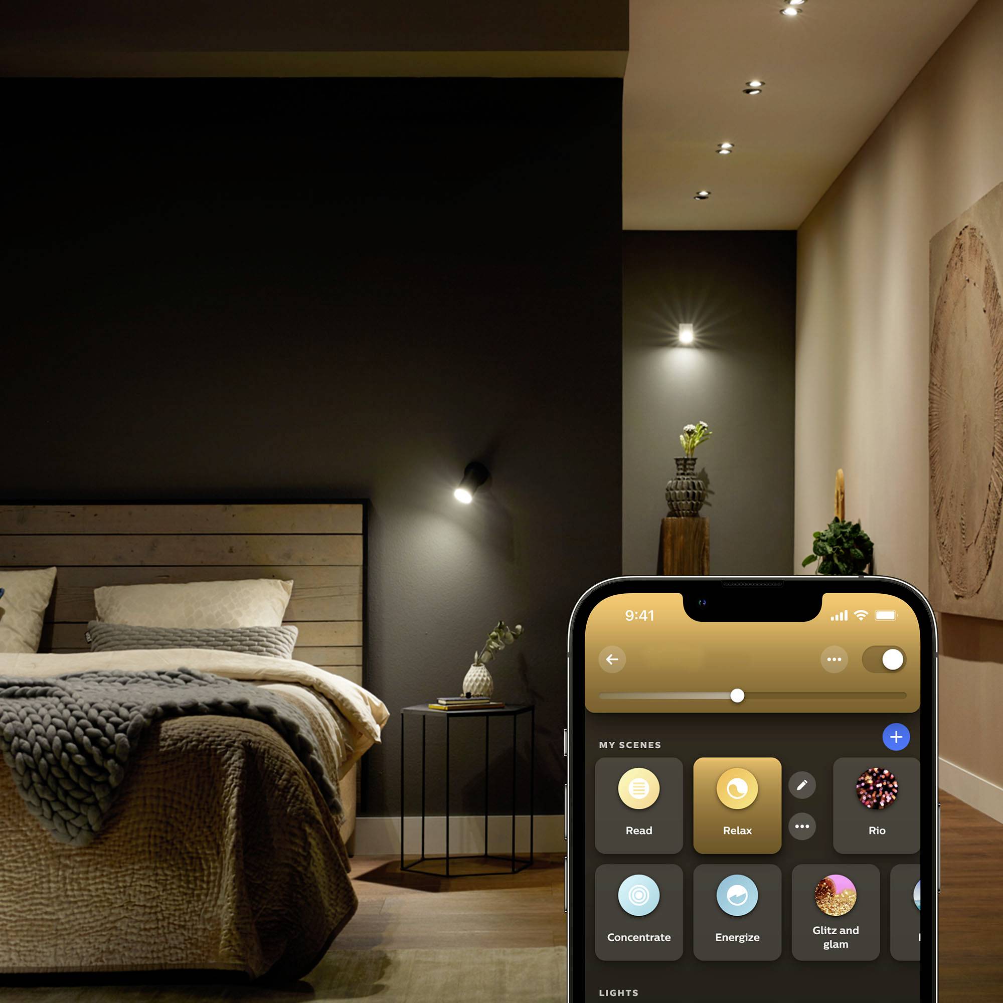 Útulná ložnice s inteligentním osvětlovacím systémem ovládaným mobilní aplikací, která nabízí různé světelné scény.