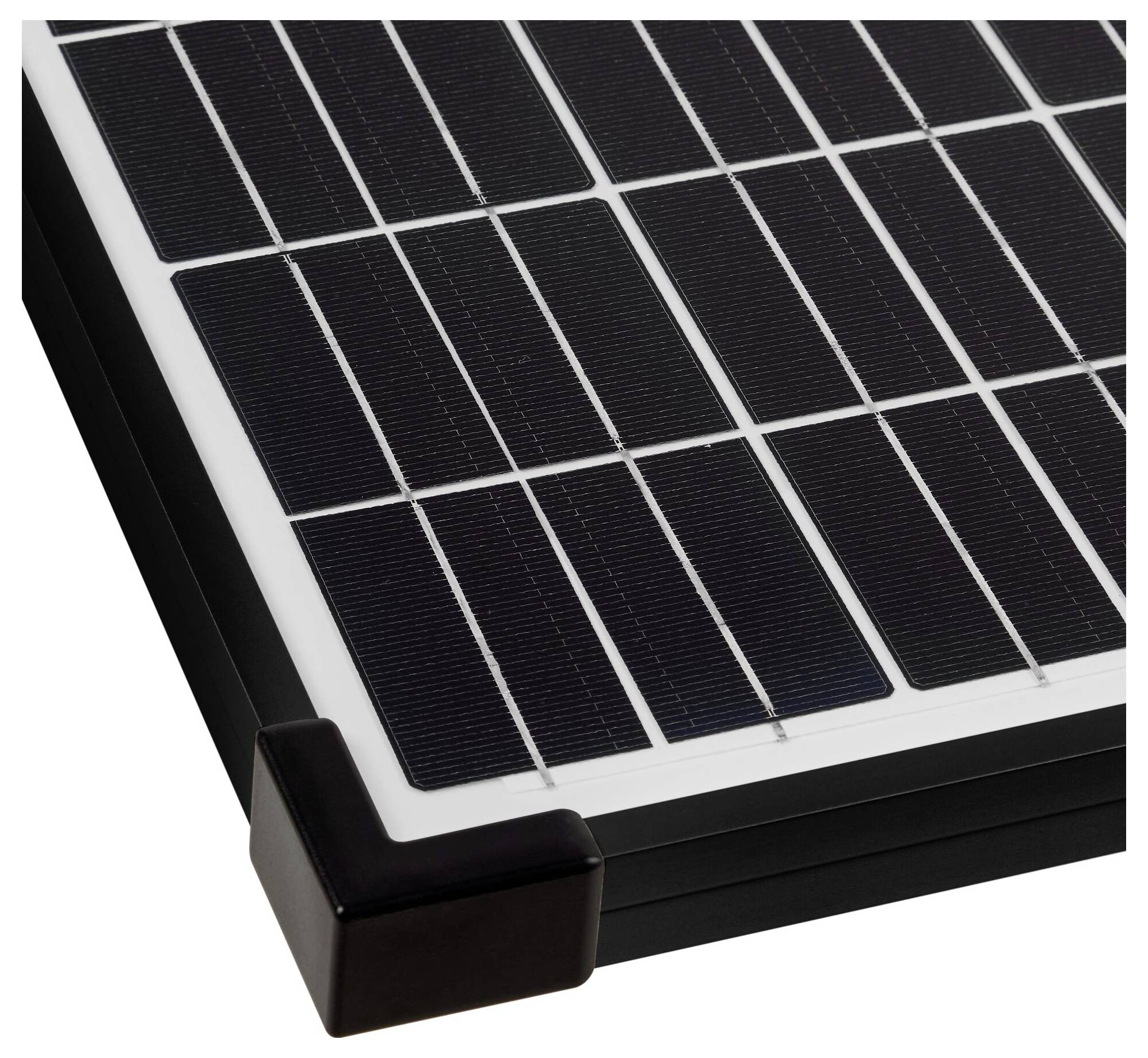 Solární panel zblízka ukazuje obdélníkové, lesklé fotovoltaické články zasazené do černého rámu.