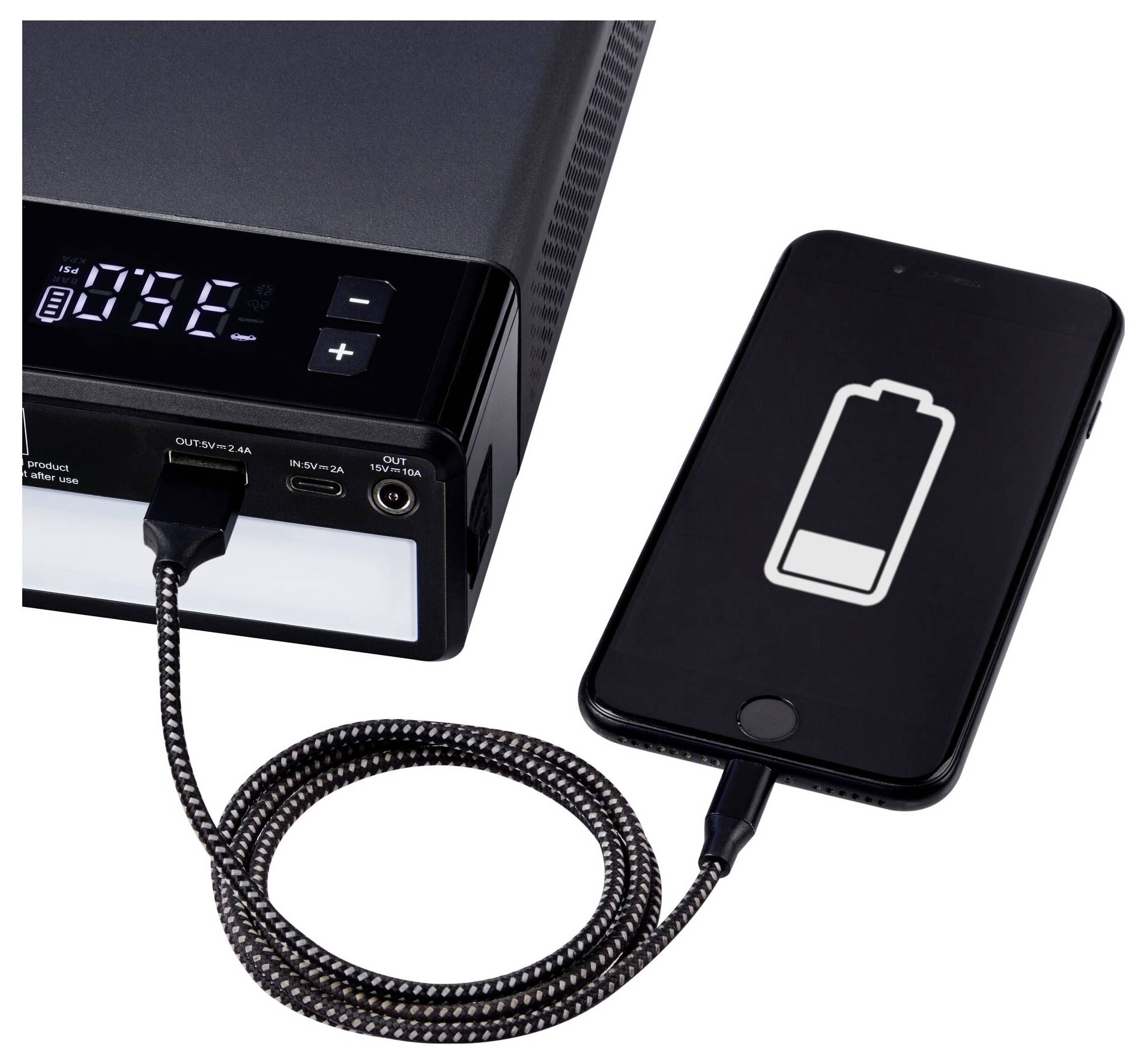 Mobilní telefon je nabíjen externí powerbанkou. Powerbank zobrazuje digitální indikátor nabití.