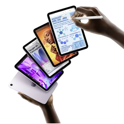 Jedna ruka drží tablet, zatímco pero si poznamenává vzorce na obrazovce s chemickými vzorci; další tablety zobrazují pestré designové návrhy.