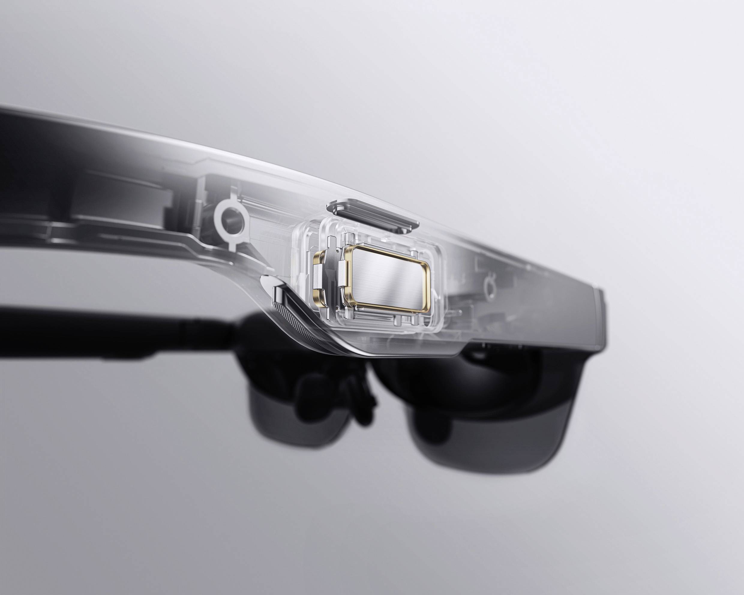 Detailní záběr průhledných chytrých brýlí s integrovanou technologií pro rozšířenou realitu.
