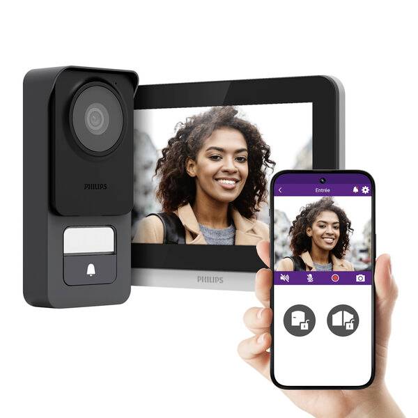 Žena se usmívá do kamery bezpečnostního systému dveří. Smartphone zobrazuje její obraz.