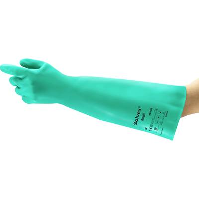 Zelená chemicky odolná ochranná rukavice z nitrilu, vhodná pro laboratorní nebo průmyslové práce, je nasazena na ruce.