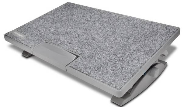 Šedá, plstěným potahem potažená podnožka s nakloněným povrchem na nastavitelném stojanu pro ergonomické sezení na pracovišti.