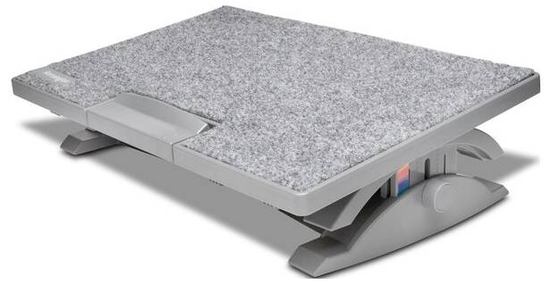 Ergonomická opěrka nohou z šedé látky, nastavitelný úhel, stabilní základna. Podporuje pohodlí a zdravé sezení.