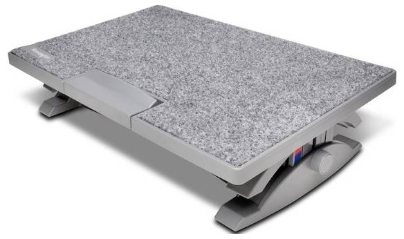 Šedý polštář pod laptop s vyvýšenou plošinou a integrovanou podložkou pod myš; slouží ke stabilnímu používání laptopu na klíně.