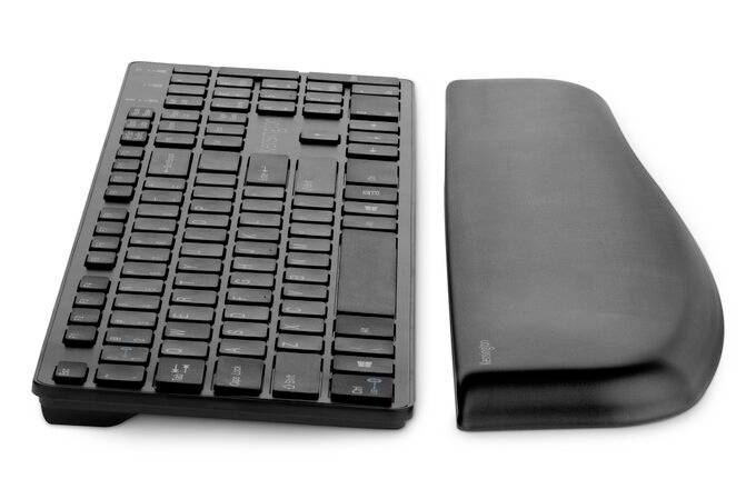 Černá ergonomická klávesnice se samostatnou opěrkou zápěstí. Klávesnice má minimalistický design.