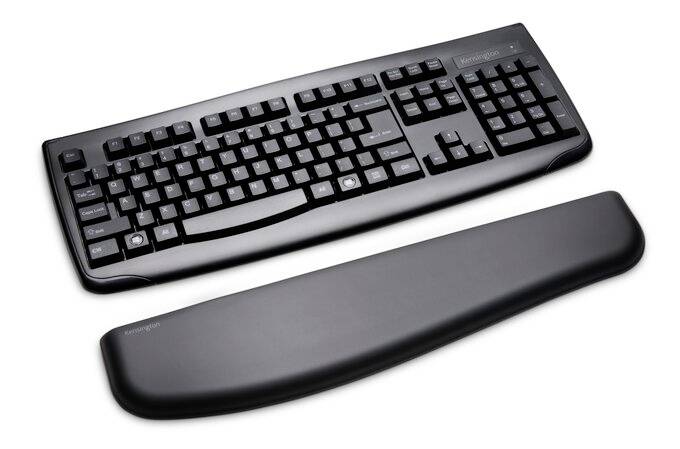 Klávesnice s opěrkou zápěstí. Černá, s pohodlným polstrováním pro ergonomické psaní.