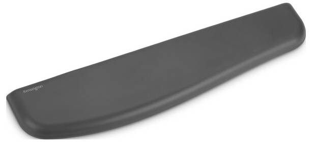 Černá ergonomická opěrka zápěstí, mírně zvýšená na levé straně, která poskytuje podporu a pohodlí při psaní nebo práci na počítači.