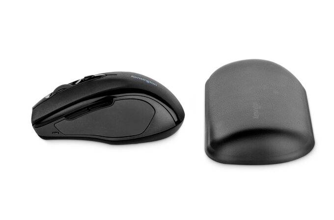 Počítačová myš pro leváky a podložka pod zápěstí od Kensingtonu. Ergonomická myš a podpora zápěstí zvyšují pohodlí při dlouhodobé práci na počítači.