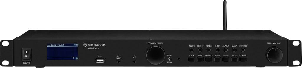Černé audiopřístrojové zařízení se systémem rack, vybavené knoflíky, USB portem, kontrolním displejem a anténou. Vlevo je viditelný název značky 'Monacor'.