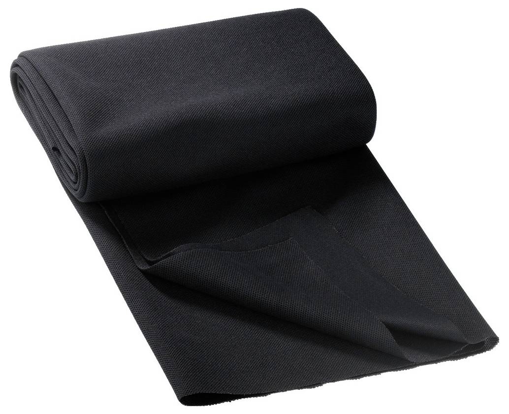 Tmavá látka, složená do záhybů, s texturou, vhodná pro oblečení nebo dekoraci, leží na světlém povrchu.