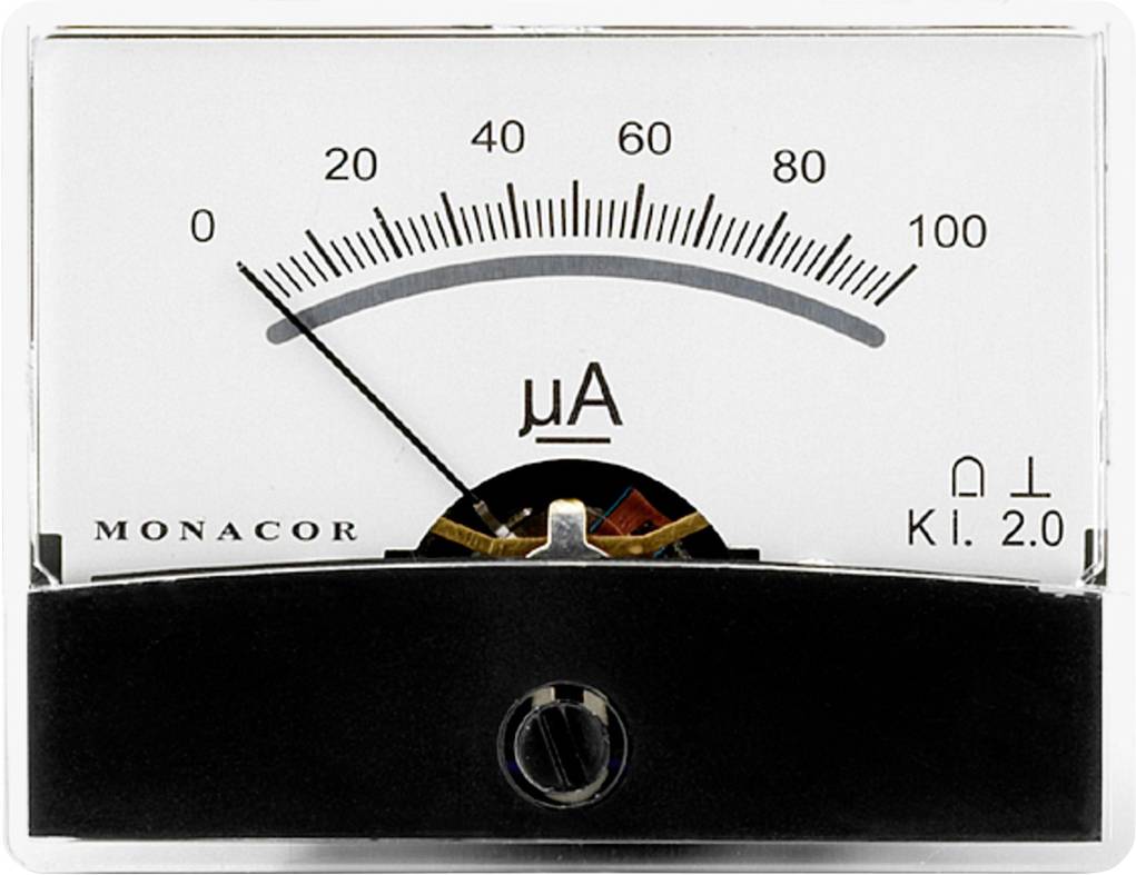 Analogový ampérmetr ukazuje proud přibližně 8 mikroampérů. Stupnice od 0 do 100 mikroampérů. Název značky vlevo dole.
